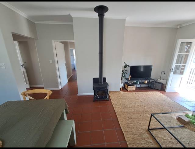 2 bed property to rent in VAN RIEBEECK PARK